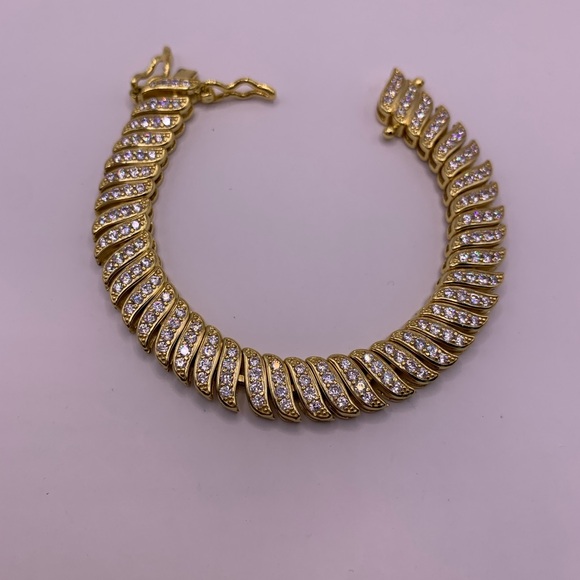 Elegant Gold Bracelet with CZ Crystal Accents - Picture 1 of 8